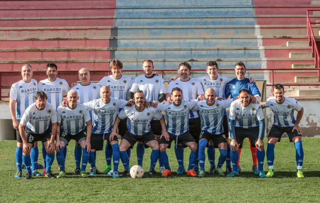 Veteranos C.D. Eldense Hércules C.F. se exhiben favor Asociación Grupo Abril