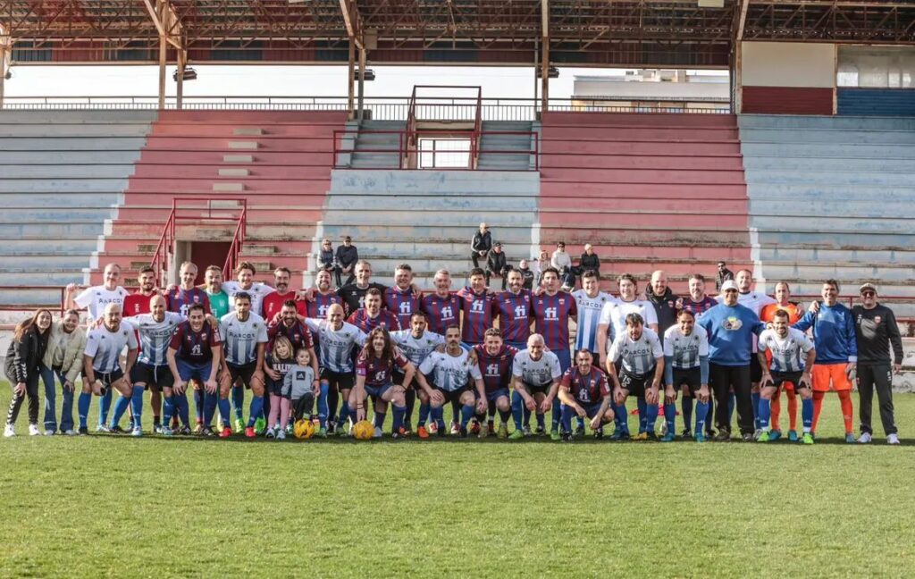 Veteranos C.D. Eldense Hércules C.F. se exhiben favor Asociación Grupo Abril