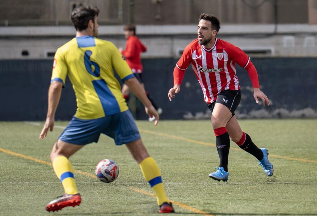 Iribar homenajeado por su 82 cumpleaños antes del amistoso entre veteranos SD San Ignacio y Athletic Club 