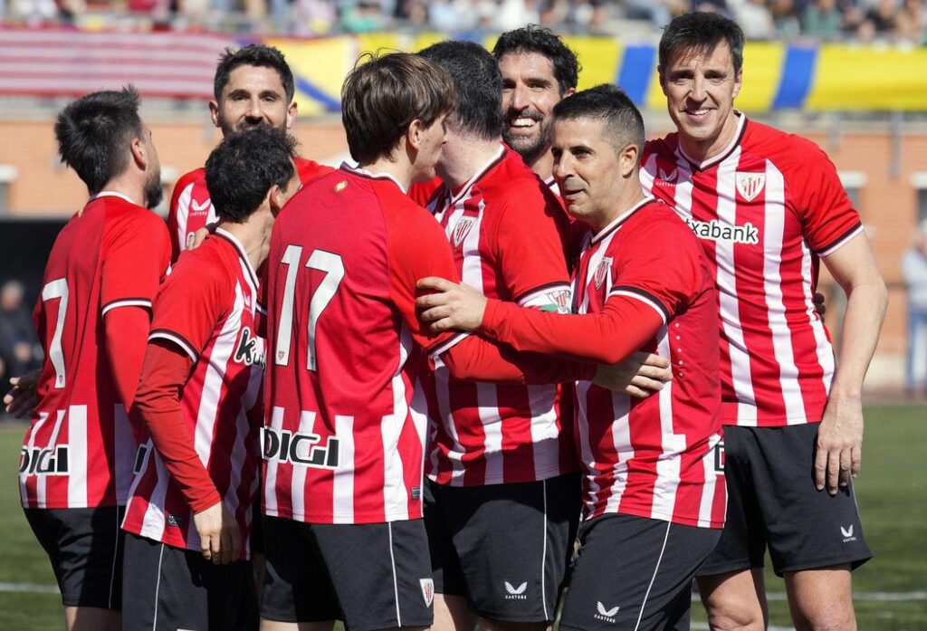 Iribar homenajeado por su 82 cumpleaños antes del amistoso entre veteranos SD San Ignacio y Athletic Club 