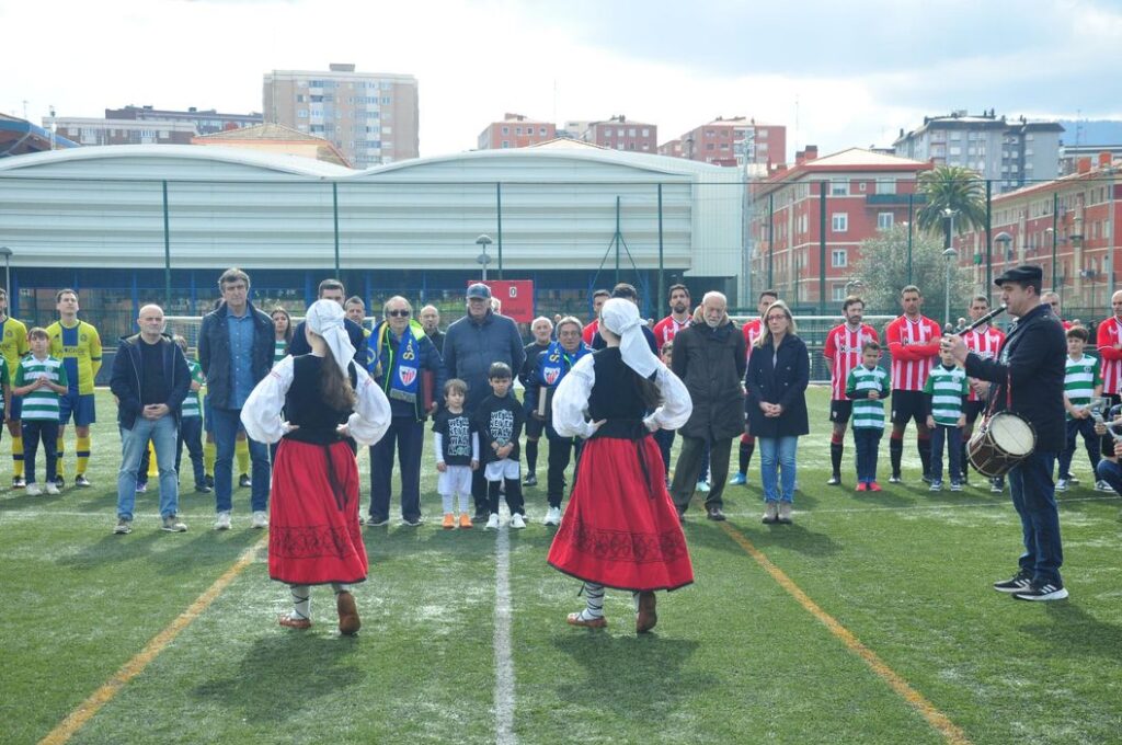 Iribar homenajeado por su 82 cumpleaños antes del amistoso entre veteranos SD San Ignacio y Athletic Club 