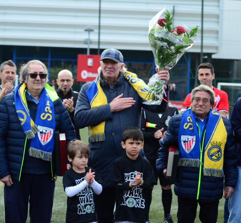 Iribar homenajeado por su 82 cumpleaños antes del amistoso entre veteranos SD San Ignacio y Athletic Club 