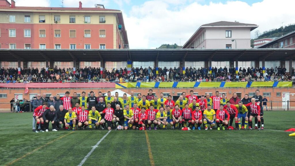 Iribar homenajeado por su 82 cumpleaños antes del amistoso entre veteranos SD San Ignacio y Athletic Club 