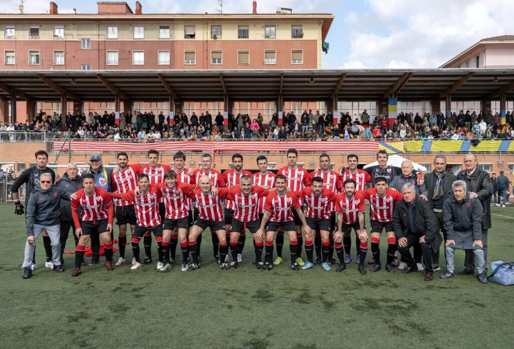 Iribar homenajeado por su 82 cumpleaños antes del amistoso entre veteranos SD San Ignacio y Athletic Club 