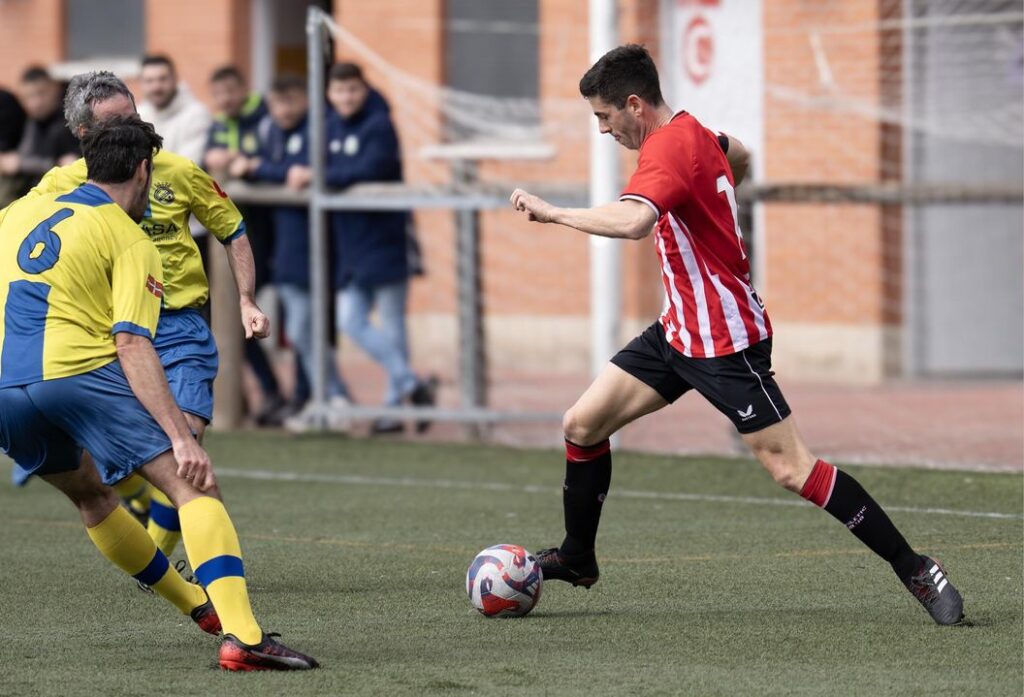 Iribar homenajeado por su 82 cumpleaños antes del amistoso entre veteranos SD San Ignacio y Athletic Club 