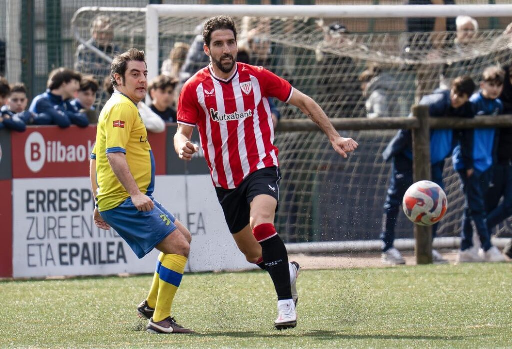 Iribar homenajeado por su 82 cumpleaños antes del amistoso entre veteranos SD San Ignacio y Athletic Club 