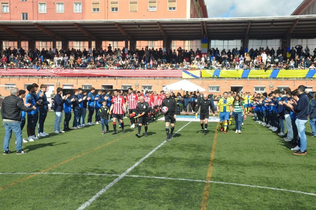 Iribar homenajeado por su 82 cumpleaños antes del amistoso entre veteranos SD San Ignacio y Athletic Club 