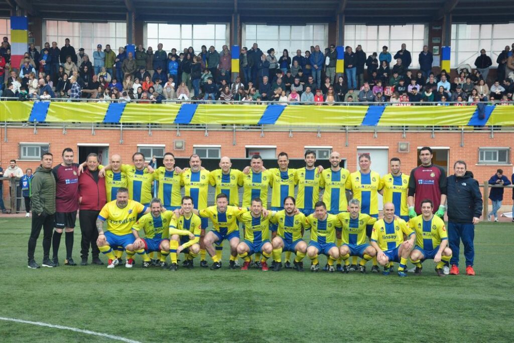 Iribar homenajeado por su 82 cumpleaños antes del amistoso entre veteranos SD San Ignacio y Athletic Club 